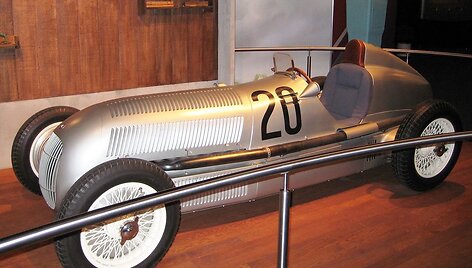 Mercedes-Benz W25 su baltais ratlankiais. (Michael Wolf, Wikimedia(CC BY-SA 3.0)