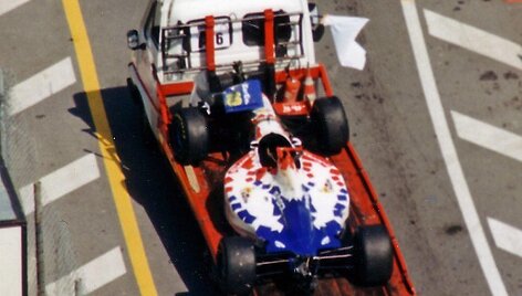 Taki Inoue Footwork bodilas i&scaron;vežamas po susidūrimo su saugos automobiliu. (Steve Gregory, Wikimedia(CC BY-SA 2.5)