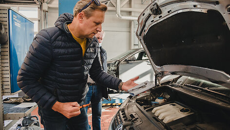 V. Milius su A. Pociumi pagerino rekordą: automobiliu be variklio alyvos nuvažiavo 307 km