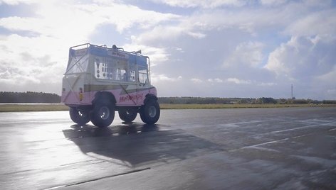 „Top Gear“ pasiekė greičio rekordą elektriniu ledų vežimėliu