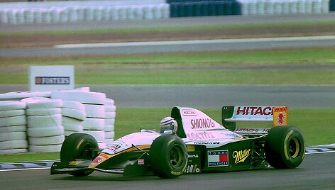 Lotus 109, prie kurio vairo vėliau sėdo Mika Salo. (Martin Lee, Wikimedia(CC BY-SA 2.0)