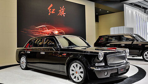 Hongqi L5 kapotą puo&scaron;ia raudona vėliava. (emperornie, Wikimedia(CC BY-SA 2.0)
