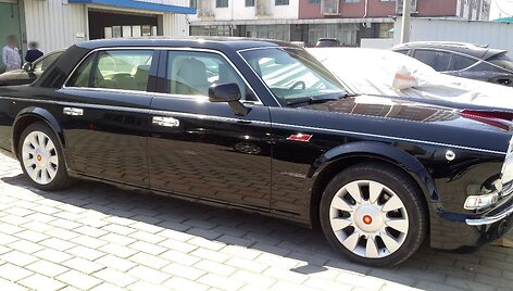Hongqi L5 ilgis siekia 5,55 metrus, svoris &ndash; 3,1 toną. (Navigator84, Wikimedia(CC BY-SA 4.0)