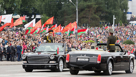 Hongqi L5 parade Minske. Tuo tarpu Luka&scaron;enka važinėja Mercedes-Benz. (Mil.ru, Wikimedia(CC BY 4.0)