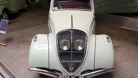 Peugeot 402 su gražiai už grotelių paslėptais žibintais. (Alf van Beem, Wikimedia)