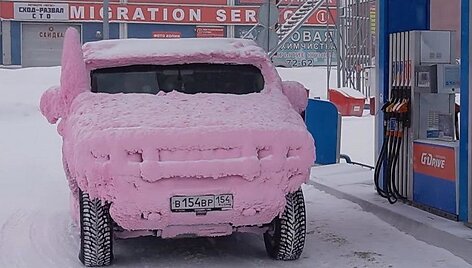 Rožinis &bdquo;Hummer&ldquo;: kas nutinka, kai plauni automobilį spiginančiame &scaron;altyje