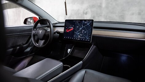 &bdquo;Deals on Wheels" siūlo i&scaron;bandyti Tesla Model 3