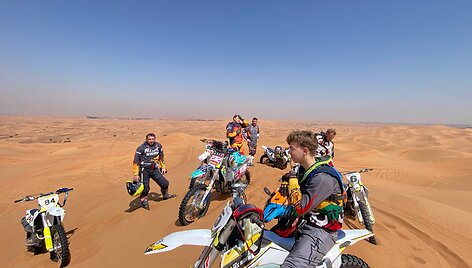 &bdquo;International Dubaj Baja&ldquo;, pasivažinėjimas po dykumą