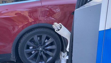 Pavojingi elektromobilių įkrovimo stotelės laidai