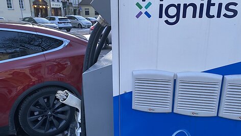Pavojingi elektromobilių įkrovimo stotelės laidai