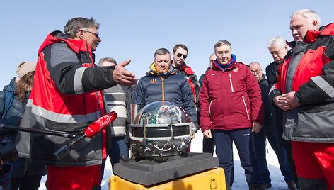 Rusijos mokslininkai praeitą savaitę panardino vieną didžiausių pasaulyje povandeninių kosminių teleskopų, norėdami žvilgtelėti į Visatą pro skaidrius Baikalo ežero vandenis.