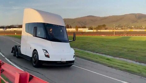 Tesla Semi bandymai