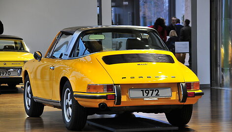 Tas pats automobilis &ndash; tolumoje, ant priekinio sparno matote tikrąją degalų papildymo angą. (Ralf Roletschek, Wikimedia)