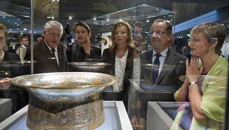 Islamo meno paroda Luvre:  Prancūzijos prezidentas Francois Hollande'as ir jo draugė Valerie Trierweiler klausosi pasakojimo