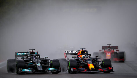 Formulės 1 lenktynėse Imoloje netrūko avarijų