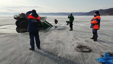 Baikale įlūžę sunkvežimiai