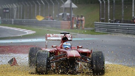 Fernando Alonso lekia į žvyrą per 2013-ųjų Malaizijos Grand Prix. (Erik-16, Wikimedia (CC BY-SA 3.0)