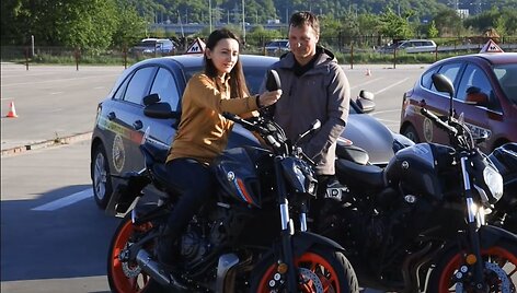Solveiga Dambrauskaitė-Bakutienė su &bdquo;ARV-Auto&ldquo; vairavimo instruktoriumi Edvardu Vanagu.