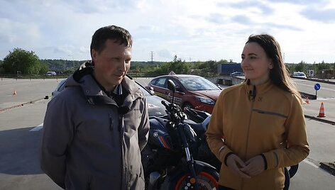 Solveiga Dambrauskaitė-Bakutienė su &bdquo;ARV-Auto&ldquo; vairavimo instruktoriumi Edvardu Vanagu.