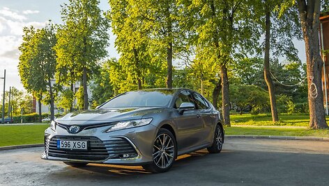 Atnaujinta &bdquo;Toyota Camry Hybrid&ldquo;