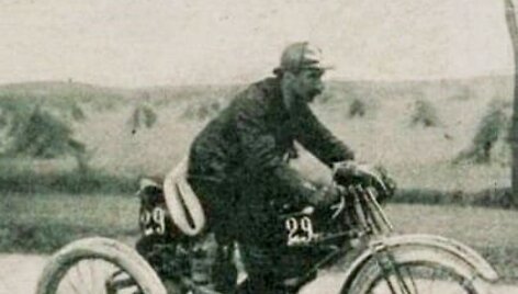 Georgesas Teste ant De Dion-Bouton motociklo. (Wikimedia)