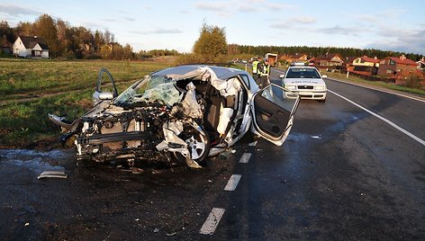 „Kia Cee'd“ ir sunkvežimio kaktomuša.