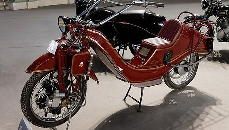 Megola Touring buvo gerokai patogesnis, nes turėjo mink&scaron;tą pakabą ir krėslą primenančią sėdynę. (Thesupermat, Wikimedia(CC BY-SA 3.0)