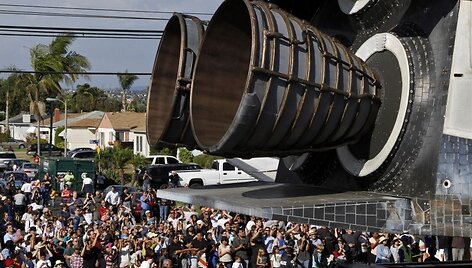 Erdvėlaivis &bdquo;Endeavour&ldquo; vežamas į paskutinę kelionę Los Andželo gatvėmis