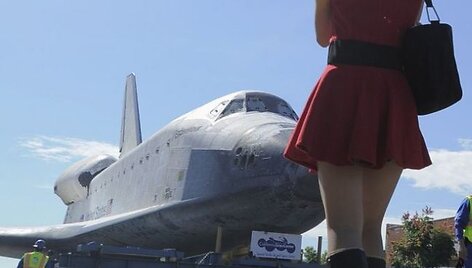Erdvėlaivis &bdquo;Endeavour&ldquo; vežamas į paskutinę kelionę Los Andželo gatvėmis