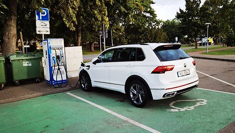 Elektromobilių įkrovimo stotelė Juodkrantėje
