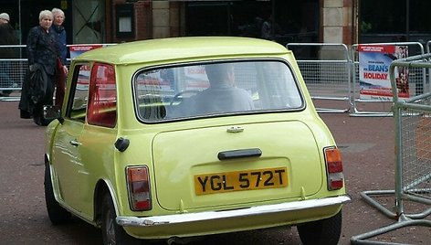 „Pono Byno atostogose“ (2007 m.) panaudotas kiek geltonesnis Mini. Čia jis matomas filmo premjeroje Londone. (S Pakhrin, Wikimedia(CC BY 2.0)