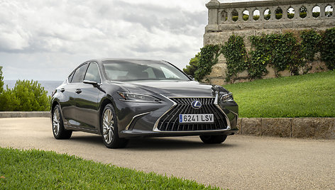 Atnaujintas „Lexus ES 300h“