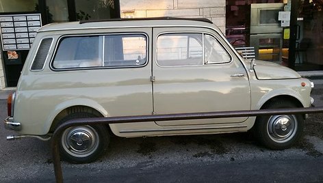 Fiat 500 universalas. Atgal atveriamos durelės išduoda, kad tai – ankstyvasis Fiat 500 modelis.