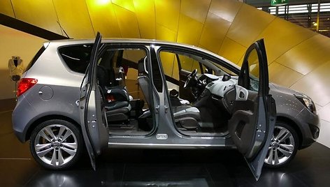 Opel Meriva su plačiai atvertomis durelėmis. (Mic, Wikimedia(CC BY 2.0)