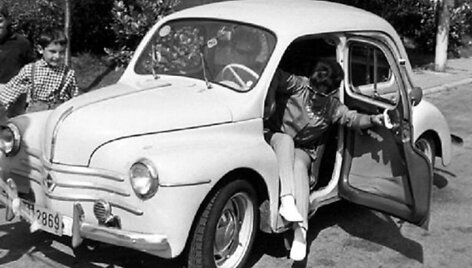 Renault 4CV &ndash; ten, kur yra &scaron;ios moters kojos, įprastai būtų durelės. (Bleiglass, Wikimedia(CC BY-SA 3.0)