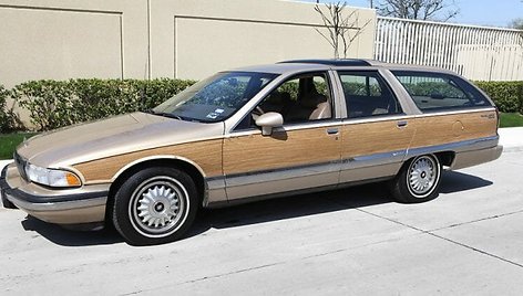 1993-iųjų Buick Roadmaster Estate turi pakankamai paprastą medienos imitaciją. (Ksderby, Wikimedia(CC BY-SA 3.0)