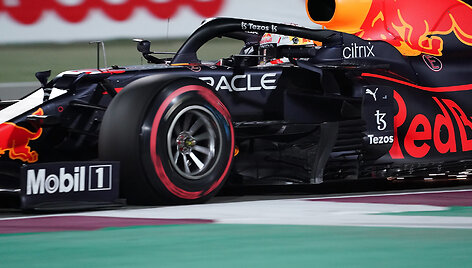 Formulės 1 Kataro GP kvalifikaciją laimėjo Lewisas Hamiltonas , antras - Maxas Verstappenas
