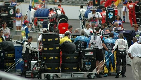 Padangos keliauja prie starto linijos paskutiniams &scaron;trichams, 2005-ųjų JAV Grand Prix. (Rdsmith4, Wikimedia(CC BY-SA 2.5)