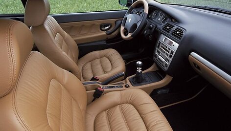 406 Coup&eacute; salonas yra ne toks itali&scaron;kas, bet dizainą pirkėjai galėjo pagyvinti kokybi&scaron;ka oda. (Gamintojo nuotrauka)