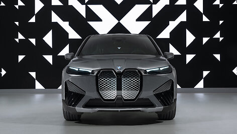 &bdquo;BMW iX Flow&ldquo; kėbulas keičia spalvas