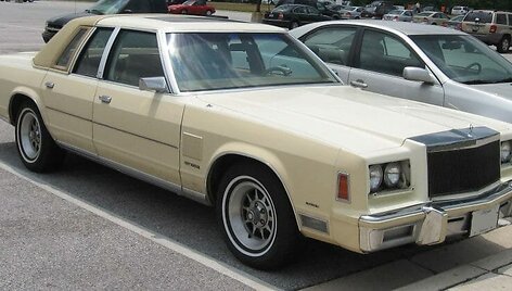 1981-iųjų Chrysler New Yorker. Pamink&scaron;tintu vinilu ampmu&scaron;ta tik galinė stogo dalis. (Wikimedia)