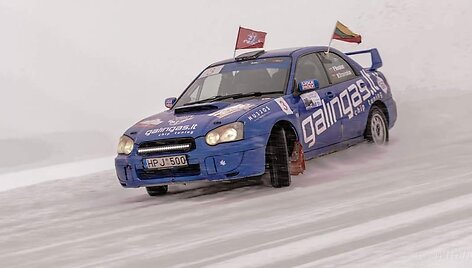 Pauliaus Novako lenktynių automobilis, padabintas trispalvėmis