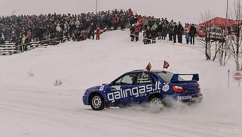 Pauliaus Novako lenktynių automobilis, padabintas trispalvėmis