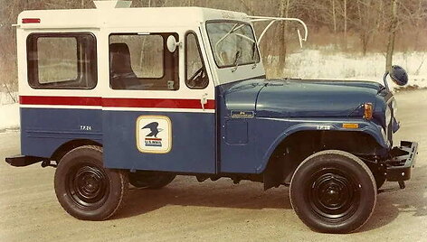JAV Pa&scaron;to tarnybos Jeep DJ-5. Atkreipkite dėmesį į slankiojančias dureles ir de&scaron;inėje sumontuotą vairą. (John Lloyd, Wikimedia(CC BY 2.0)