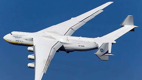 An-225 buvo sukurtas kroviniams ant stogo gabenti, todėl turėjo ypatingos formos uodegą. (mark steven, Wikimedia(CC BY-SA 3.0)