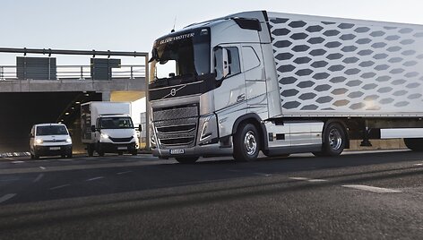 &bdquo;Volvo&ldquo; sunkvežimis su pėsčiųjų ir dviratininkų apsaugos sistema - 1