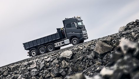 „Volvo Trucks“ pristato naujas funkcijas, skirtas saugiai vairuoti sudėtingomis sąlygomis