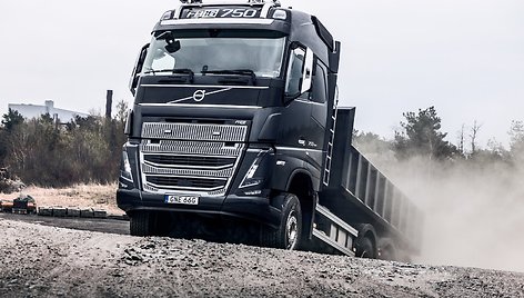 „Volvo Trucks“ pristato naujas funkcijas, skirtas saugiai vairuoti sudėtingomis sąlygomis