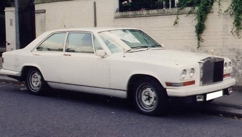 Rolls-Royce Camargue 1999 metais. Galbūt taip ir neatrodo, bet šio automobilio grotelės nėra visiškais stačios. (Alice Volkwardsen, Wikimedia (CC BY-SA 3.0)