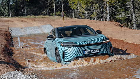 Elektromobilio prototipo Toyota bZ4X testai „Nasser racing camp“ stovykloje